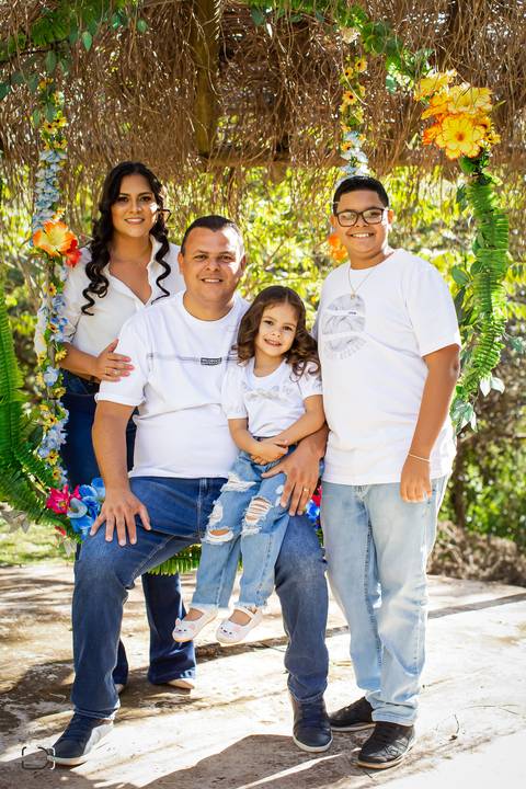 ensaio-familia-pre-wedding-casar-fotos-fotografias-retrato-daniel-custodio-uberlandia-araguari-minas-gerias-cerimonia-por-do-sol-cerimonial-buque-noiva-noivo-noiva-padrinho-madrinha-buffet-cinegrafista-video-canon-cachoeira-criativo-expontaneas-fotografia'