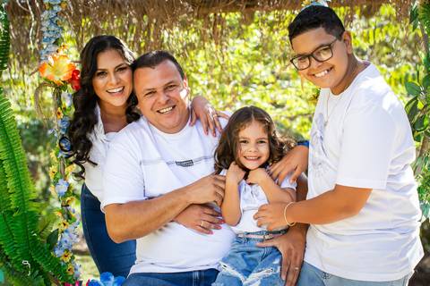 ensaio-familia-pre-wedding-casar-fotos-fotografias-retrato-daniel-custodio-uberlandia-araguari-minas-gerias-cerimonia-por-do-sol-cerimonial-buque-noiva-noivo-noiva-padrinho-madrinha-buffet-cinegrafista-video-canon-cachoeira-criativo-expontaneas-fotografia'