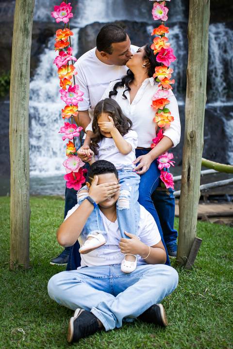 ensaio-familia-pre-wedding-casar-fotos-fotografias-retrato-daniel-custodio-uberlandia-araguari-minas-gerias-cerimonia-por-do-sol-cerimonial-buque-noiva-noivo-noiva-padrinho-madrinha-buffet-cinegrafista-video-canon-cachoeira-criativo-expontaneas-fotografia'