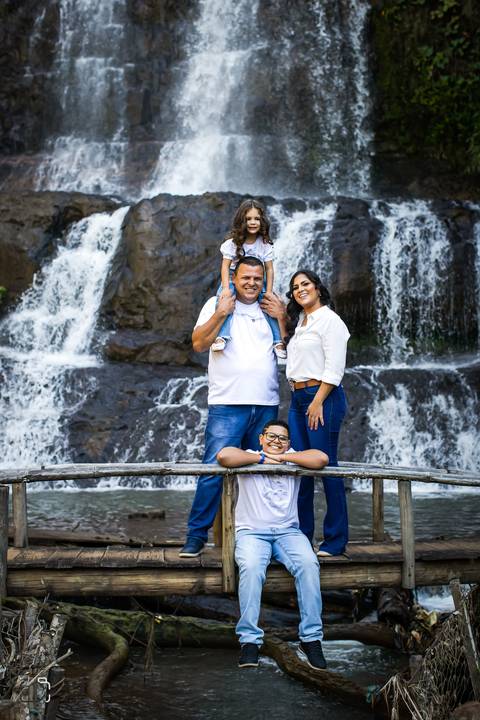 ensaio-familia-pre-wedding-casar-fotos-fotografias-retrato-daniel-custodio-uberlandia-araguari-minas-gerias-cerimonia-por-do-sol-cerimonial-buque-noiva-noivo-noiva-padrinho-madrinha-buffet-cinegrafista-video-canon-cachoeira-criativo-expontaneas-fotografia'