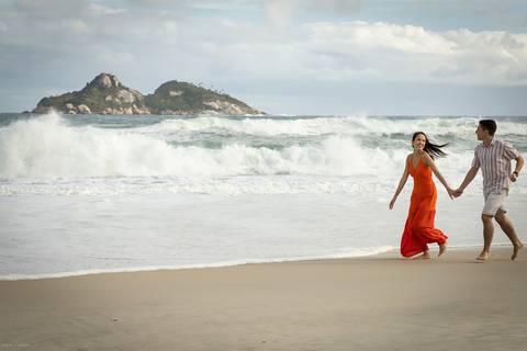 pre-wedding-rio-de-janeiro-cristo-redentor-bondinho-copacabana-barra-da-tijuca-apoador-praia-ensaio-noiva-noivo-casamento-na-praia-cerimonia-casar-fotos-na-praia-wedding-brasil-fotografo-mini-casamento-daniel-custodio-minas-uberlandia-fotos-retrato-filme-'