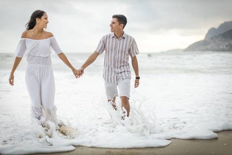 pre-wedding-rio-de-janeiro-cristo-redentor-bondinho-copacabana-barra-da-tijuca-apoador-praia-ensaio-noiva-noivo-casamento-na-praia-cerimonia-casar-fotos-na-praia-wedding-brasil-fotografo-mini-casamento-daniel-custodio-minas-uberlandia-fotos-retrato-filme-'