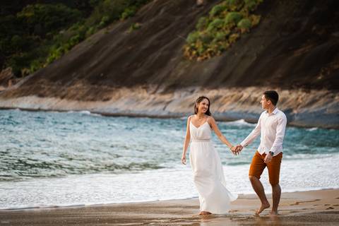 pre-wedding-rio-de-janeiro-cristo-redentor-bondinho-copacabana-barra-da-tijuca-apoador-praia-ensaio-noiva-noivo-casamento-na-praia-cerimonia-casar-fotos-na-praia-wedding-brasil-fotografo-mini-casamento-daniel-custodio-minas-uberlandia-fotos-retrato-filme-'