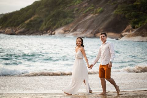 pre-wedding-rio-de-janeiro-cristo-redentor-bondinho-copacabana-barra-da-tijuca-apoador-praia-ensaio-noiva-noivo-casamento-na-praia-cerimonia-casar-fotos-na-praia-wedding-brasil-fotografo-mini-casamento-daniel-custodio-minas-uberlandia-fotos-retrato-filme-'