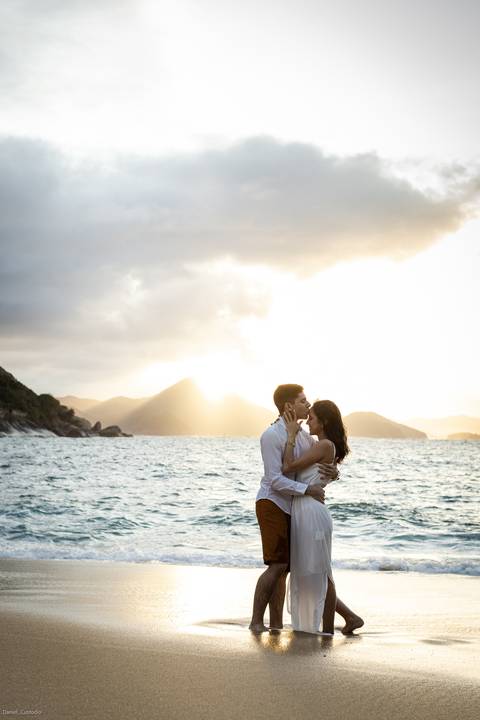 pre-wedding-rio-de-janeiro-cristo-redentor-bondinho-copacabana-barra-da-tijuca-apoador-praia-ensaio-noiva-noivo-casamento-na-praia-cerimonia-casar-fotos-na-praia-wedding-brasil-fotografo-mini-casamento-daniel-custodio-minas-uberlandia-fotos-retrato-filme-'