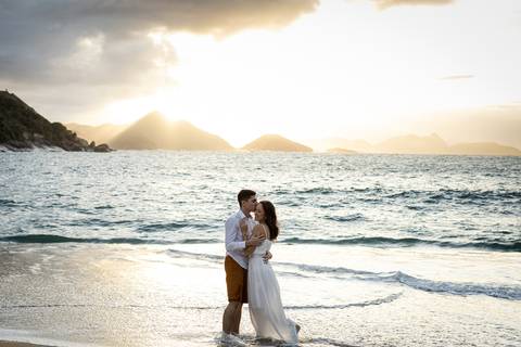 pre-wedding-rio-de-janeiro-cristo-redentor-bondinho-copacabana-barra-da-tijuca-apoador-praia-ensaio-noiva-noivo-casamento-na-praia-cerimonia-casar-fotos-na-praia-wedding-brasil-fotografo-mini-casamento-daniel-custodio-minas-uberlandia-fotos-retrato-filme-'