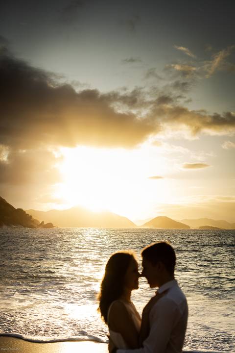 pre-wedding-rio-de-janeiro-cristo-redentor-bondinho-copacabana-barra-da-tijuca-apoador-praia-ensaio-noiva-noivo-casamento-na-praia-cerimonia-casar-fotos-na-praia-wedding-brasil-fotografo-mini-casamento-daniel-custodio-minas-uberlandia-fotos-retrato-filme-'