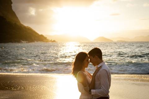 pre-wedding-rio-de-janeiro-cristo-redentor-bondinho-copacabana-barra-da-tijuca-apoador-praia-ensaio-noiva-noivo-casamento-na-praia-cerimonia-casar-fotos-na-praia-wedding-brasil-fotografo-mini-casamento-daniel-custodio-minas-uberlandia-fotos-retrato-filme-'