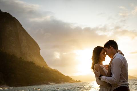pre-wedding-rio-de-janeiro-cristo-redentor-bondinho-copacabana-barra-da-tijuca-apoador-praia-ensaio-noiva-noivo-casamento-na-praia-cerimonia-casar-fotos-na-praia-wedding-brasil-fotografo-mini-casamento-daniel-custodio-minas-uberlandia-fotos-retrato-filme-'