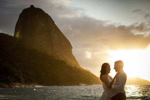pre-wedding-rio-de-janeiro-cristo-redentor-bondinho-copacabana-barra-da-tijuca-apoador-praia-ensaio-noiva-noivo-casamento-na-praia-cerimonia-casar-fotos-na-praia-wedding-brasil-fotografo-mini-casamento-daniel-custodio-minas-uberlandia-fotos-retrato-filme-'