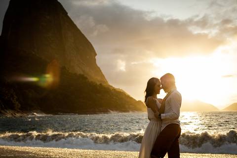 pre-wedding-rio-de-janeiro-cristo-redentor-bondinho-copacabana-barra-da-tijuca-apoador-praia-ensaio-noiva-noivo-casamento-na-praia-cerimonia-casar-fotos-na-praia-wedding-brasil-fotografo-mini-casamento-daniel-custodio-minas-uberlandia-fotos-retrato-filme-'