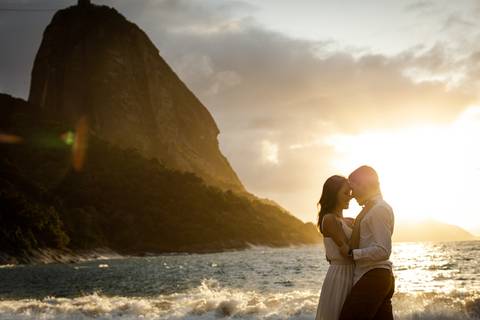 pre-wedding-rio-de-janeiro-cristo-redentor-bondinho-copacabana-barra-da-tijuca-apoador-praia-ensaio-noiva-noivo-casamento-na-praia-cerimonia-casar-fotos-na-praia-wedding-brasil-fotografo-mini-casamento-daniel-custodio-minas-uberlandia-fotos-retrato-filme-'