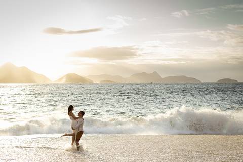 pre-wedding-rio-de-janeiro-cristo-redentor-bondinho-copacabana-barra-da-tijuca-apoador-praia-ensaio-noiva-noivo-casamento-na-praia-cerimonia-casar-fotos-na-praia-wedding-brasil-fotografo-mini-casamento-daniel-custodio-minas-uberlandia-fotos-retrato-filme-'