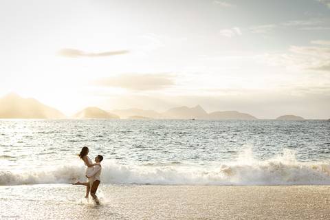 pre-wedding-rio-de-janeiro-cristo-redentor-bondinho-copacabana-barra-da-tijuca-apoador-praia-ensaio-noiva-noivo-casamento-na-praia-cerimonia-casar-fotos-na-praia-wedding-brasil-fotografo-mini-casamento-daniel-custodio-minas-uberlandia-fotos-retrato-filme-'