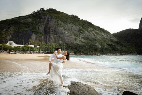 pre-wedding-rio-de-janeiro-cristo-redentor-bondinho-copacabana-barra-da-tijuca-apoador-praia-ensaio-noiva-noivo-casamento-na-praia-cerimonia-casar-fotos-na-praia-wedding-brasil-fotografo-mini-casamento-daniel-custodio-minas-uberlandia-fotos-retrato-filme-'