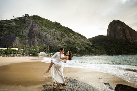 pre-wedding-rio-de-janeiro-cristo-redentor-bondinho-copacabana-barra-da-tijuca-apoador-praia-ensaio-noiva-noivo-casamento-na-praia-cerimonia-casar-fotos-na-praia-wedding-brasil-fotografo-mini-casamento-daniel-custodio-minas-uberlandia-fotos-retrato-filme-'