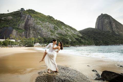 pre-wedding-rio-de-janeiro-cristo-redentor-bondinho-copacabana-barra-da-tijuca-apoador-praia-ensaio-noiva-noivo-casamento-na-praia-cerimonia-casar-fotos-na-praia-wedding-brasil-fotografo-mini-casamento-daniel-custodio-minas-uberlandia-fotos-retrato-filme-'