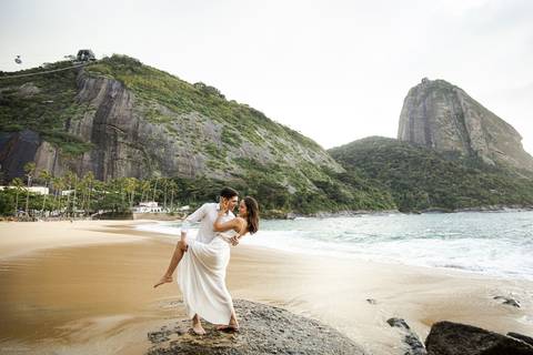 pre-wedding-rio-de-janeiro-cristo-redentor-bondinho-copacabana-barra-da-tijuca-apoador-praia-ensaio-noiva-noivo-casamento-na-praia-cerimonia-casar-fotos-na-praia-wedding-brasil-fotografo-mini-casamento-daniel-custodio-minas-uberlandia-fotos-retrato-filme-'
