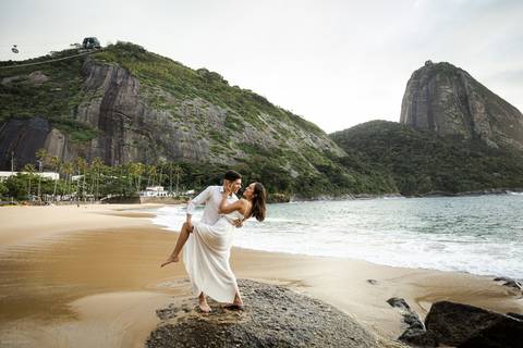pre-wedding-rio-de-janeiro-cristo-redentor-bondinho-copacabana-barra-da-tijuca-apoador-praia-ensaio-noiva-noivo-casamento-na-praia-cerimonia-casar-fotos-na-praia-wedding-brasil-fotografo-mini-casamento-daniel-custodio-minas-uberlandia-fotos-retrato-filme-'