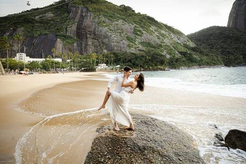 pre-wedding-rio-de-janeiro-cristo-redentor-bondinho-copacabana-barra-da-tijuca-apoador-praia-ensaio-noiva-noivo-casamento-na-praia-cerimonia-casar-fotos-na-praia-wedding-brasil-fotografo-mini-casamento-daniel-custodio-minas-uberlandia-fotos-retrato-filme-'