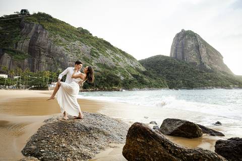 pre-wedding-rio-de-janeiro-cristo-redentor-bondinho-copacabana-barra-da-tijuca-apoador-praia-ensaio-noiva-noivo-casamento-na-praia-cerimonia-casar-fotos-na-praia-wedding-brasil-fotografo-mini-casamento-daniel-custodio-minas-uberlandia-fotos-retrato-filme-'