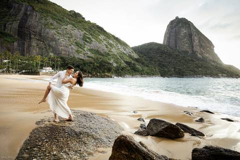 pre-wedding-rio-de-janeiro-cristo-redentor-bondinho-copacabana-barra-da-tijuca-apoador-praia-ensaio-noiva-noivo-casamento-na-praia-cerimonia-casar-fotos-na-praia-wedding-brasil-fotografo-mini-casamento-daniel-custodio-minas-uberlandia-fotos-retrato-filme-'