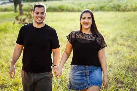 pre-wedding-ensaio-casal-namoro-fotos-retrato-fotografias-fotografo-floresta-do-lobo-por-do-sol-daniel-custodio-cerimonia-noiva-noivo-buque-cerimonial-uberlandia-aragauari-patos-de-minas-madrinha-padrinho-vestido-filmagem-tik-tok-igreja-terno-dj-buffet-'