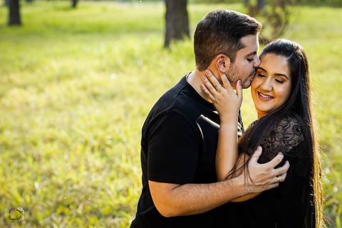 pre-wedding-ensaio-casal-namoro-fotos-retrato-fotografias-fotografo-floresta-do-lobo-por-do-sol-daniel-custodio-cerimonia-noiva-noivo-buque-cerimonial-uberlandia-aragauari-patos-de-minas-madrinha-padrinho-vestido-filmagem-tik-tok-igreja-terno-dj-buffet-'