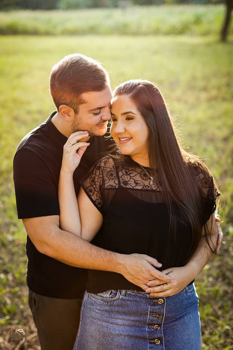 pre-wedding-ensaio-casal-namoro-fotos-retrato-fotografias-fotografo-floresta-do-lobo-por-do-sol-daniel-custodio-cerimonia-noiva-noivo-buque-cerimonial-uberlandia-aragauari-patos-de-minas-madrinha-padrinho-vestido-filmagem-tik-tok-igreja-terno-dj-buffet-'