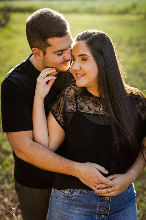 pre-wedding-ensaio-casal-namoro-fotos-retrato-fotografias-fotografo-floresta-do-lobo-por-do-sol-daniel-custodio-cerimonia-noiva-noivo-buque-cerimonial-uberlandia-aragauari-patos-de-minas-madrinha-padrinho-vestido-filmagem-tik-tok-igreja-terno-dj-buffet-'