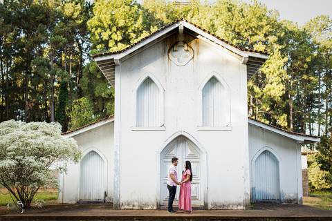 pre-wedding-ensaio-casal-namoro-fotos-retrato-fotografias-fotografo-floresta-do-lobo-por-do-sol-daniel-custodio-cerimonia-noiva-noivo-buque-cerimonial-uberlandia-aragauari-patos-de-minas-madrinha-padrinho-vestido-filmagem-tik-tok-igreja-terno-dj-buffet-'
