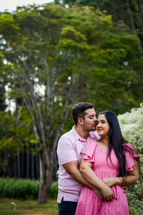 pre-wedding-ensaio-casal-namoro-fotos-retrato-fotografias-fotografo-floresta-do-lobo-por-do-sol-daniel-custodio-cerimonia-noiva-noivo-buque-cerimonial-uberlandia-aragauari-patos-de-minas-madrinha-padrinho-vestido-filmagem-tik-tok-igreja-terno-dj-buffet-'
