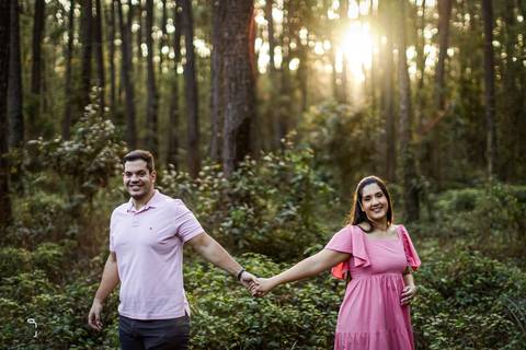 pre-wedding-ensaio-casal-namoro-fotos-retrato-fotografias-fotografo-floresta-do-lobo-por-do-sol-daniel-custodio-cerimonia-noiva-noivo-buque-cerimonial-uberlandia-aragauari-patos-de-minas-madrinha-padrinho-vestido-filmagem-tik-tok-igreja-terno-dj-buffet-'