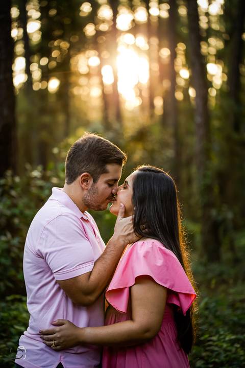 pre-wedding-ensaio-casal-namoro-fotos-retrato-fotografias-fotografo-floresta-do-lobo-por-do-sol-daniel-custodio-cerimonia-noiva-noivo-buque-cerimonial-uberlandia-aragauari-patos-de-minas-madrinha-padrinho-vestido-filmagem-tik-tok-igreja-terno-dj-buffet-'