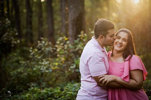pre-wedding-ensaio-casal-namoro-fotos-retrato-fotografias-fotografo-floresta-do-lobo-por-do-sol-daniel-custodio-cerimonia-noiva-noivo-buque-cerimonial-uberlandia-aragauari-patos-de-minas-madrinha-padrinho-vestido-filmagem-tik-tok-igreja-terno-dj-buffet-'