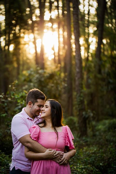 pre-wedding-ensaio-casal-namoro-fotos-retrato-fotografias-fotografo-floresta-do-lobo-por-do-sol-daniel-custodio-cerimonia-noiva-noivo-buque-cerimonial-uberlandia-aragauari-patos-de-minas-madrinha-padrinho-vestido-filmagem-tik-tok-igreja-terno-dj-buffet-'