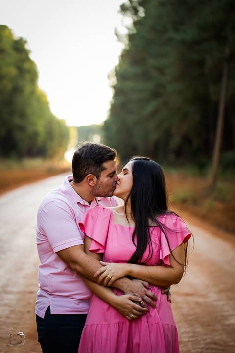 pre-wedding-ensaio-casal-namoro-fotos-retrato-fotografias-fotografo-floresta-do-lobo-por-do-sol-daniel-custodio-cerimonia-noiva-noivo-buque-cerimonial-uberlandia-aragauari-patos-de-minas-madrinha-padrinho-vestido-filmagem-tik-tok-igreja-terno-dj-buffet-'
