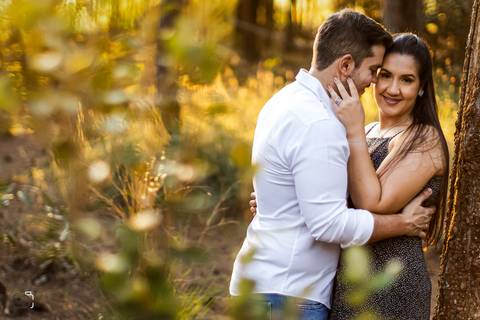 pre-wedding-ensaio-casal-namoro-fotos-retrato-fotografias-fotografo-floresta-do-lobo-por-do-sol-daniel-custodio-cerimonia-noiva-noivo-buque-cerimonial-uberlandia-aragauari-patos-de-minas-madrinha-padrinho-vestido-filmagem-tik-tok-igreja-terno-dj-buffet-'