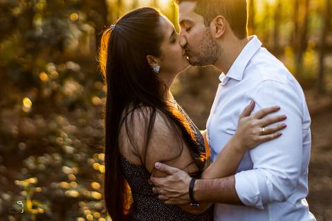 pre-wedding-ensaio-casal-namoro-fotos-retrato-fotografias-fotografo-floresta-do-lobo-por-do-sol-daniel-custodio-cerimonia-noiva-noivo-buque-cerimonial-uberlandia-aragauari-patos-de-minas-madrinha-padrinho-vestido-filmagem-tik-tok-igreja-terno-dj-buffet-'