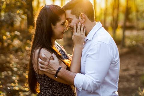 pre-wedding-ensaio-casal-namoro-fotos-retrato-fotografias-fotografo-floresta-do-lobo-por-do-sol-daniel-custodio-cerimonia-noiva-noivo-buque-cerimonial-uberlandia-aragauari-patos-de-minas-madrinha-padrinho-vestido-filmagem-tik-tok-igreja-terno-dj-buffet-'