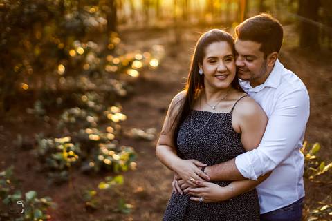 pre-wedding-ensaio-casal-namoro-fotos-retrato-fotografias-fotografo-floresta-do-lobo-por-do-sol-daniel-custodio-cerimonia-noiva-noivo-buque-cerimonial-uberlandia-aragauari-patos-de-minas-madrinha-padrinho-vestido-filmagem-tik-tok-igreja-terno-dj-buffet-'
