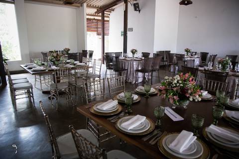 make-off-noiva-noivo-maquiagem-peteados-buque-vestido-atelie-terno-fotos-fotografo-fotografias-retrato-daniel-custodio-album-casamento-casar-cerimonia-igreja-cerimonial-por-do-sol-chacara-madrinha-padrinho-pre-wedding-recepção-festa-buffet-dj-the-farm'