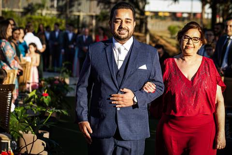 make-off-noiva-noivo-maquiagem-peteados-buque-vestido-atelie-terno-fotos-fotografo-fotografias-retrato-daniel-custodio-album-casamento-casar-cerimonia-igreja-cerimonial-por-do-sol-chacara-madrinha-padrinho-pre-wedding-recepção-festa-buffet-dj-the-farm'