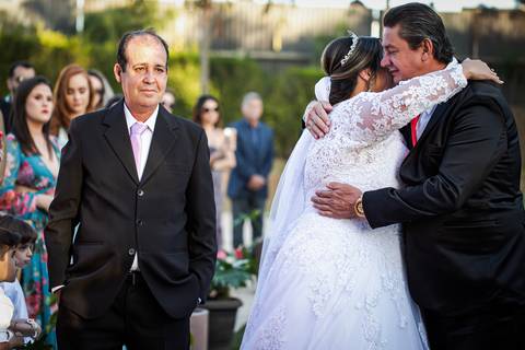 make-off-noiva-noivo-maquiagem-peteados-buque-vestido-atelie-terno-fotos-fotografo-fotografias-retrato-daniel-custodio-album-casamento-casar-cerimonia-igreja-cerimonial-por-do-sol-chacara-madrinha-padrinho-pre-wedding-recepção-festa-buffet-dj-the-farm'