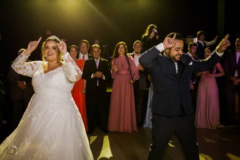 make-off-noiva-noivo-maquiagem-peteados-buque-vestido-atelie-terno-fotos-fotografo-fotografias-retrato-daniel-custodio-album-casamento-casar-cerimonia-igreja-cerimonial-por-do-sol-chacara-madrinha-padrinho-pre-wedding-recepção-festa-buffet-dj-the-farm'