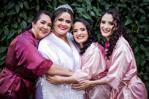 make-off-noiva-noivo-maquiagem-peteados-buque-vestido-atelie-terno-fotos-fotografo-fotografias-retrato-daniel-custodio-album-casamento-casar-cerimonia-igreja-cerimonial-por-do-sol-chacara-madrinha-padrinho-pre-wedding-recepção-festa-buffet-dj-the-farm'