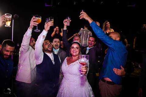 make-off-noiva-noivo-maquiagem-peteados-buque-vestido-atelie-terno-fotos-fotografo-fotografias-retrato-daniel-custodio-album-casamento-casar-cerimonia-igreja-cerimonial-por-do-sol-chacara-madrinha-padrinho-pre-wedding-recepção-festa-buffet-dj-the-farm'