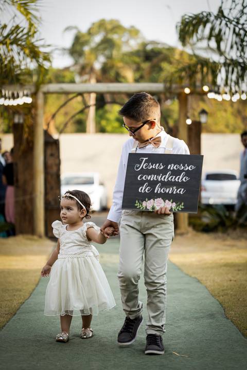 make-off-noiva-noivo-maquiagem-peteados-buque-vestido-atelie-terno-fotos-fotografo-fotografias-retrato-daniel-custodio-album-casamento-casar-cerimonia-igreja-cerimonial-por-do-sol-chacara-madrinha-padrinho-pre-wedding-recepção-festa-buffet-dj-the-farm'