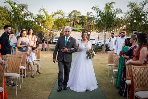 make-off-noiva-noivo-maquiagem-peteados-buque-vestido-atelie-terno-fotos-fotografo-fotografias-retrato-daniel-custodio-album-casamento-casar-cerimonia-igreja-cerimonial-por-do-sol-chacara-madrinha-padrinho-pre-wedding-recepção-festa-buffet-dj-the-farm'