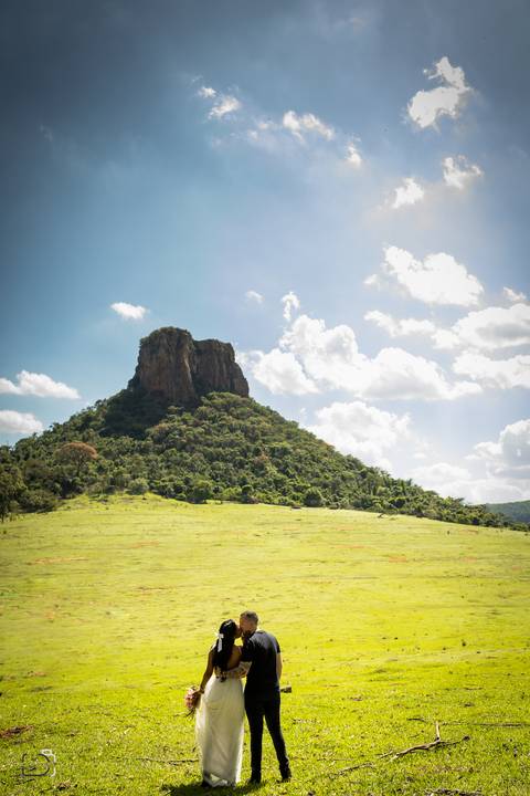 pre-wedding-ensaio-casamento-iguai-sao-paulo-uberlandia-daniel-custodio-casal-uberlandia-buque-noiva-noivo-vestido-terno-igreja-chacara-montanha-namorados-aliança-make-love-fotografias-fotografo-praia-jeri-ceara-fortaleza-casar-por-do-sol-amor-'